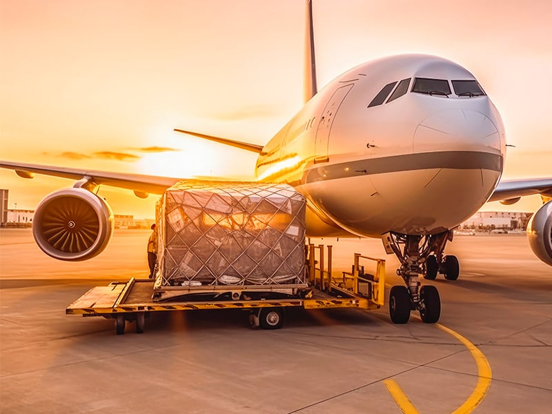Closeup-of-plane-and-cargo-1
